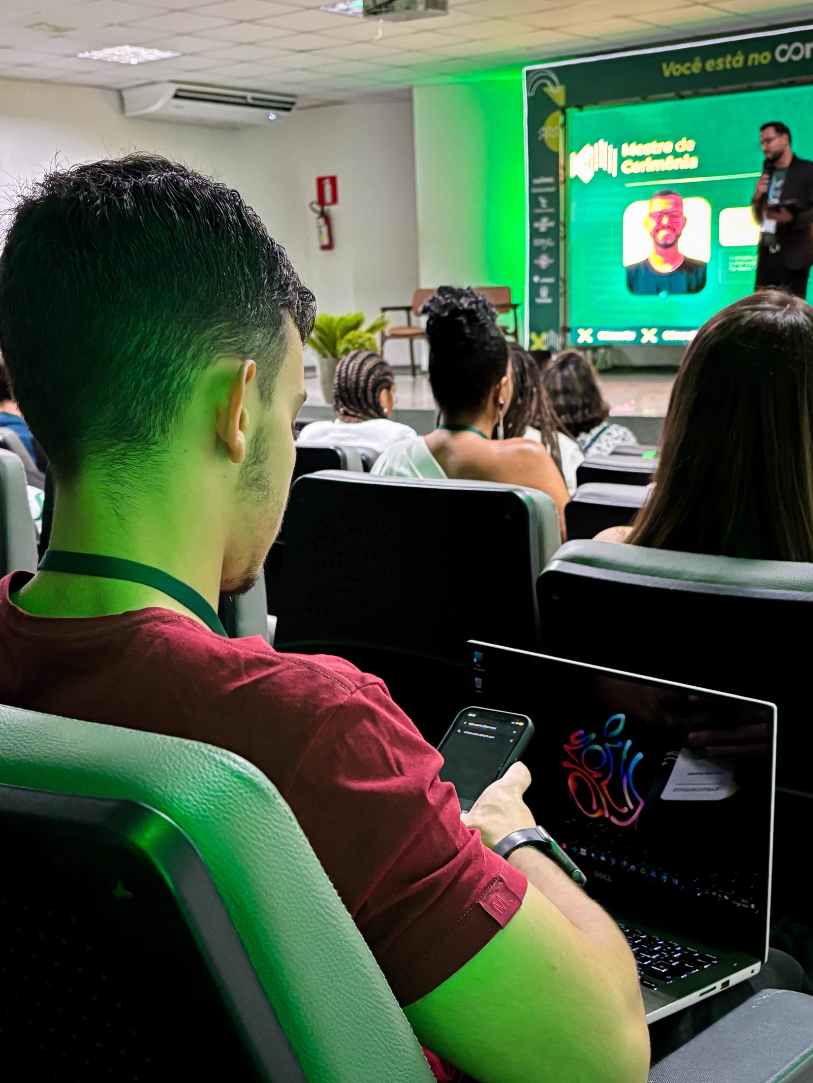Equipe reunida para discutir planejamento e decisões de negócio